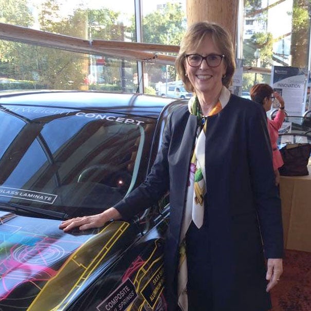 dona with car